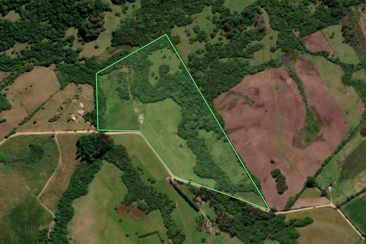 Imagem de satélite do imóvel rural em Morro Redondo (RS), com o contorno declarado no CAR desenhado por cima.