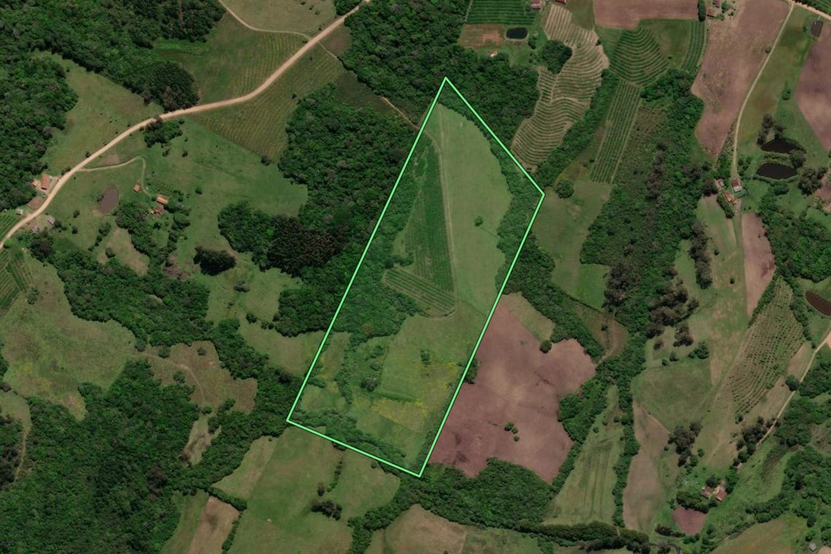 Imagem de satélite do imóvel rural em Morro Redondo (RS), com o contorno declarado no CAR desenhado por cima.