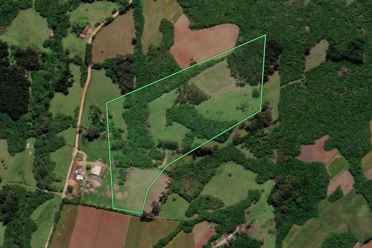 Imagem de satélite do imóvel rural em Morro Redondo (RS), com o contorno declarado no CAR desenhado por cima.