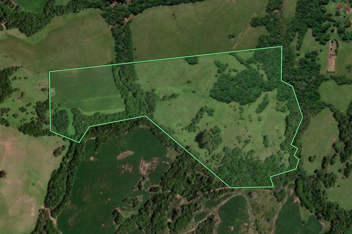 Imagem de satélite do imóvel rural em Morro Redondo (RS), com o contorno declarado no CAR desenhado por cima.
