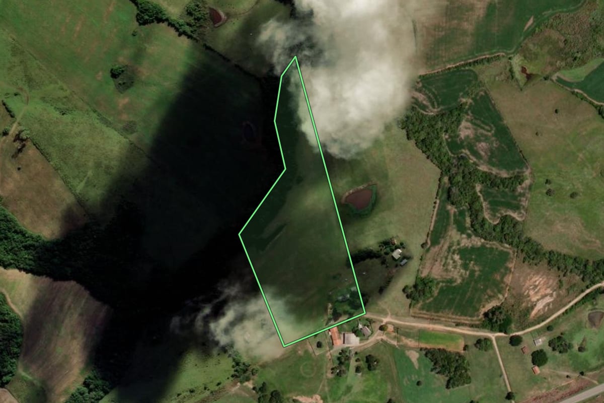 Imagem de satélite do imóvel rural em Morro Redondo (RS), com o contorno declarado no CAR desenhado por cima.