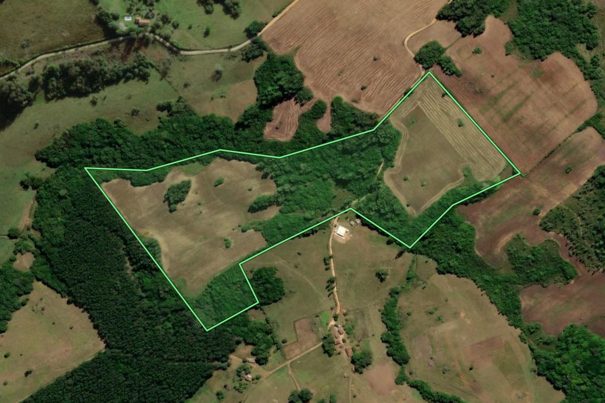 Imagem de satélite do imóvel rural em Morro Redondo (RS), com o contorno declarado no CAR desenhado por cima.