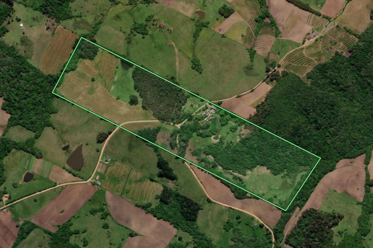 Imagem de satélite do imóvel rural em Morro Redondo (RS), com o contorno declarado no CAR desenhado por cima.