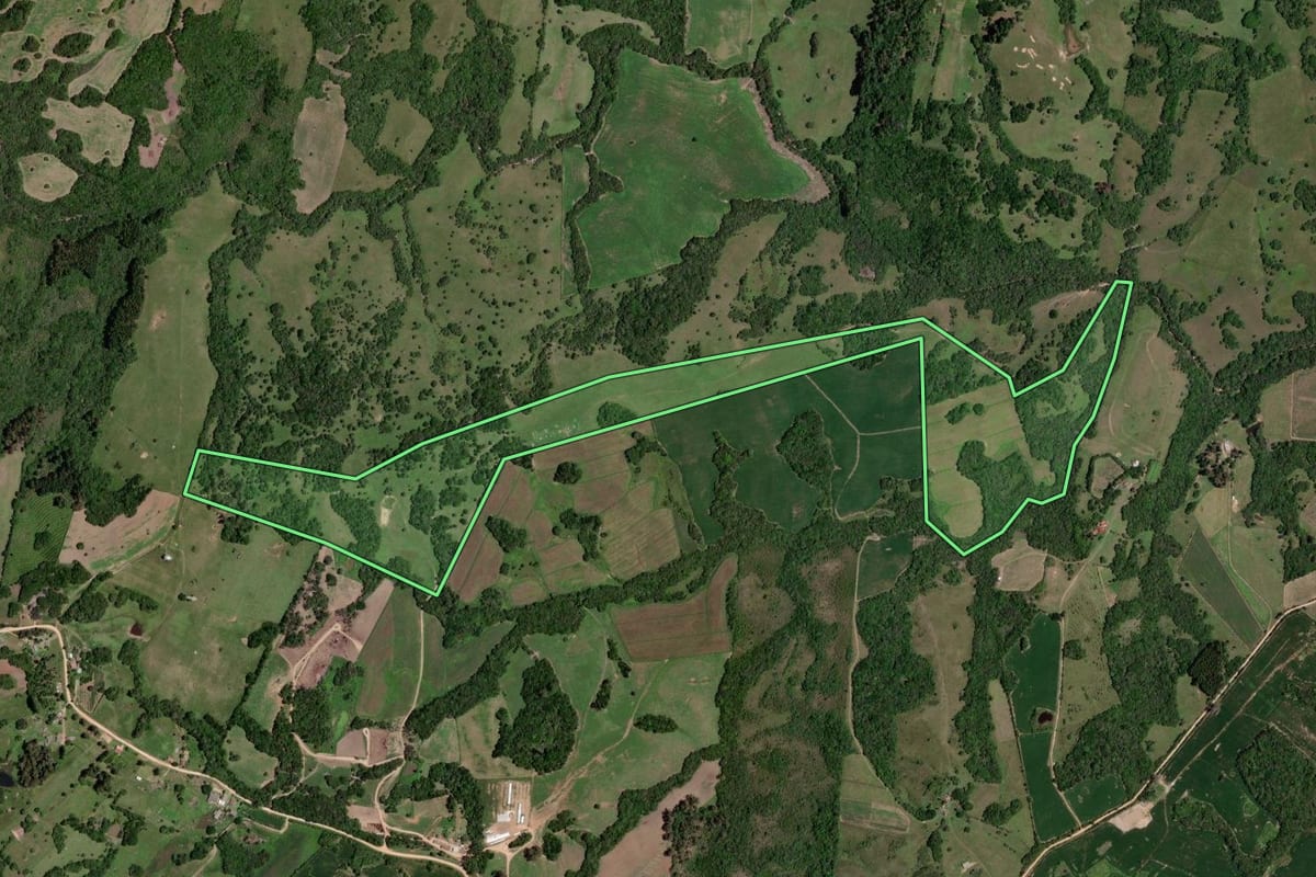 Imagem de satélite do imóvel rural em Morro Redondo (RS), com o contorno declarado no CAR desenhado por cima.