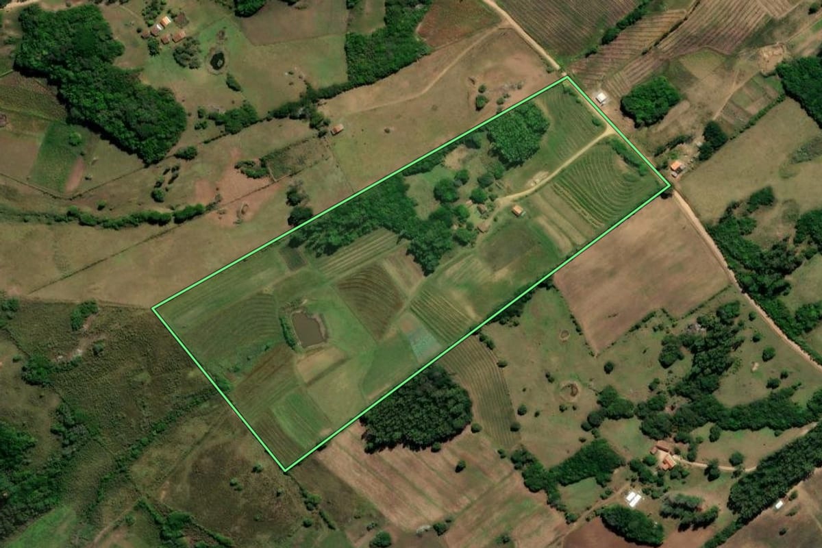 Imagem de satélite do imóvel rural em Morro Redondo (RS), com o contorno declarado no CAR desenhado por cima.