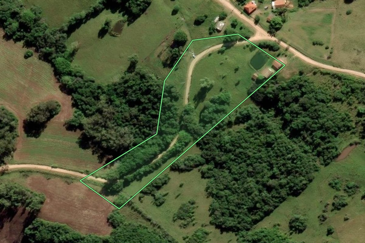 Imagem de satélite do imóvel rural em Morro Redondo (RS), com o contorno declarado no CAR desenhado por cima.