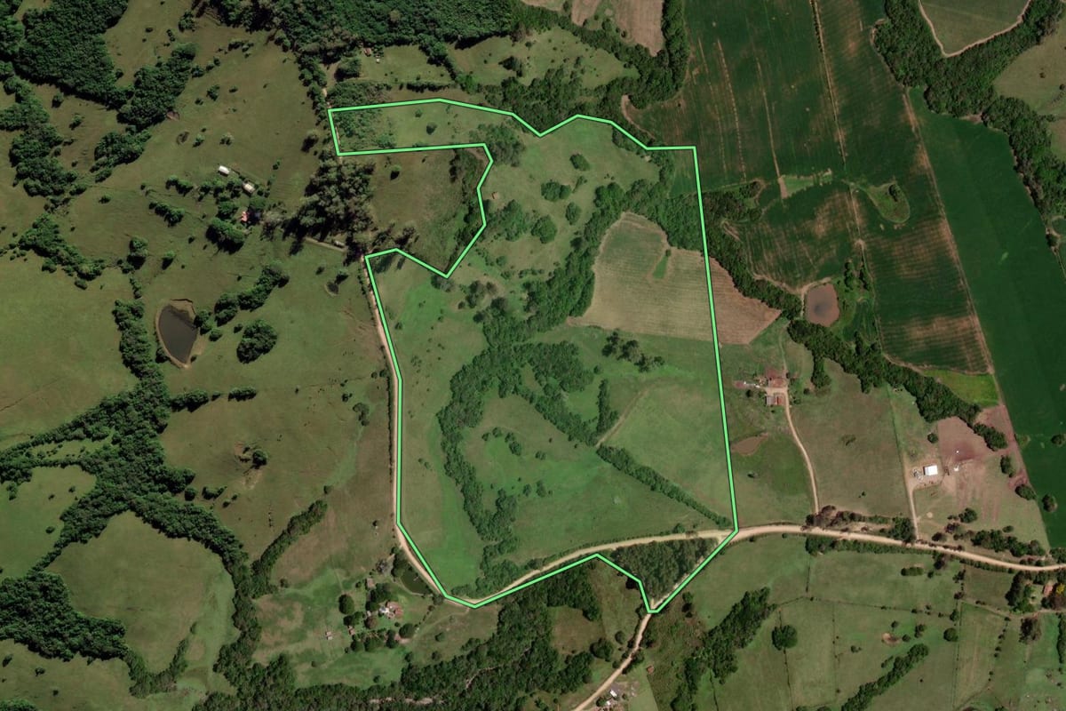 Imagem de satélite do imóvel rural em Morro Redondo (RS), com o contorno declarado no CAR desenhado por cima.