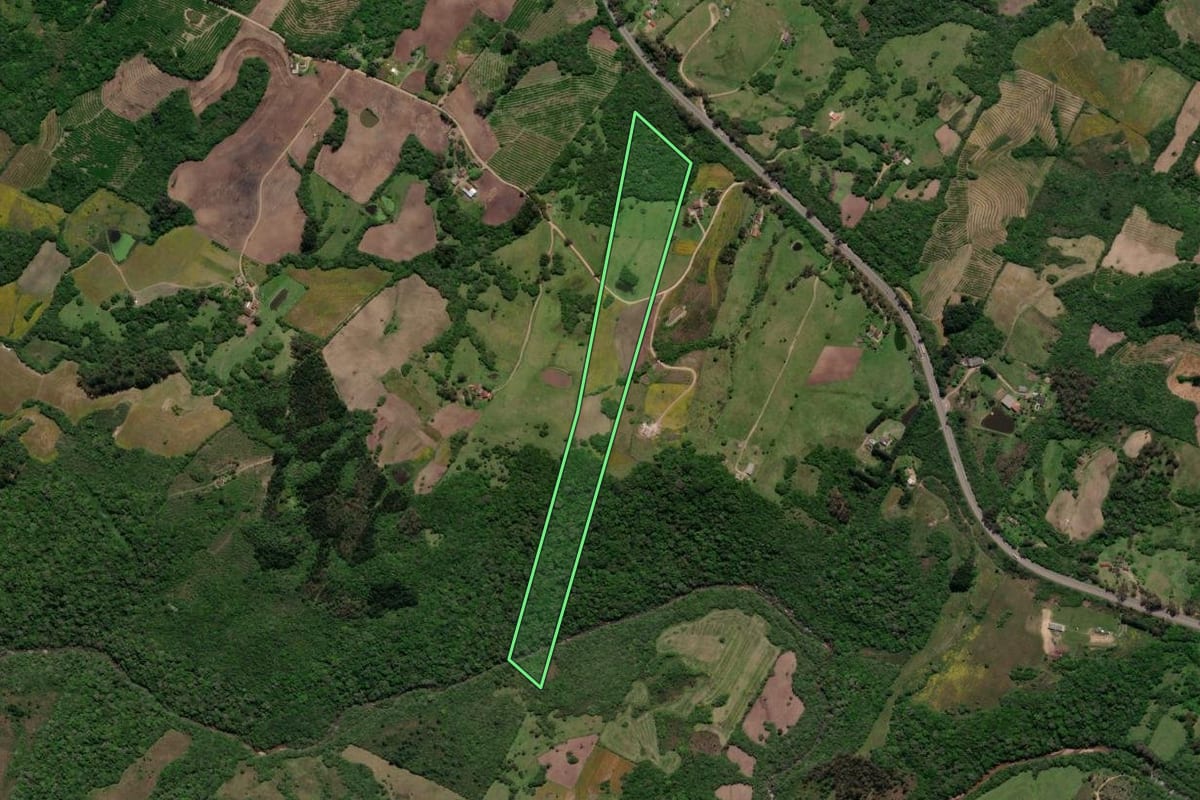 Imagem de satélite do imóvel rural em Morro Redondo (RS), com o contorno declarado no CAR desenhado por cima.