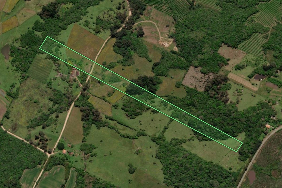 Imagem de satélite do imóvel rural em Morro Redondo (RS), com o contorno declarado no CAR desenhado por cima.