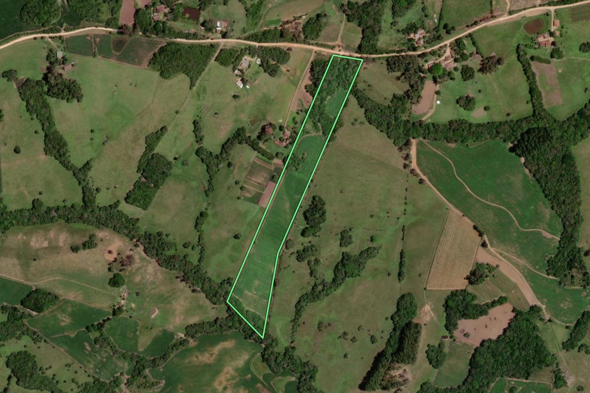 Imagem de satélite do imóvel rural em Morro Redondo (RS), com o contorno declarado no CAR desenhado por cima.