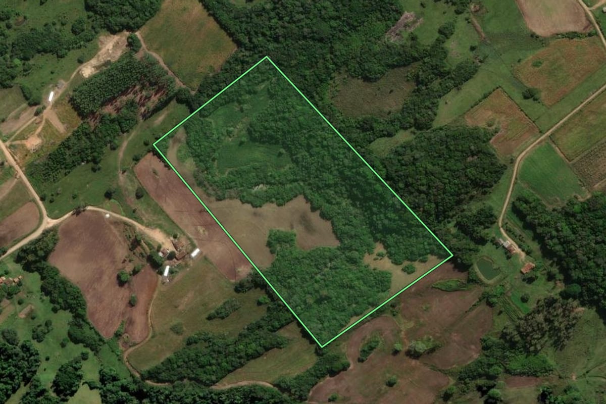 Imagem de satélite do imóvel rural em Morro Redondo (RS), com o contorno declarado no CAR desenhado por cima.