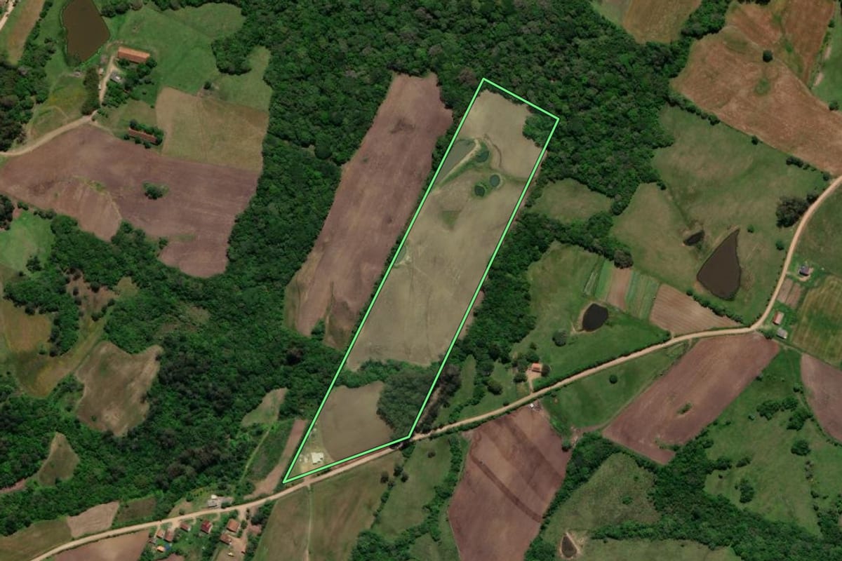 Imagem de satélite do imóvel rural em Morro Redondo (RS), com o contorno declarado no CAR desenhado por cima.