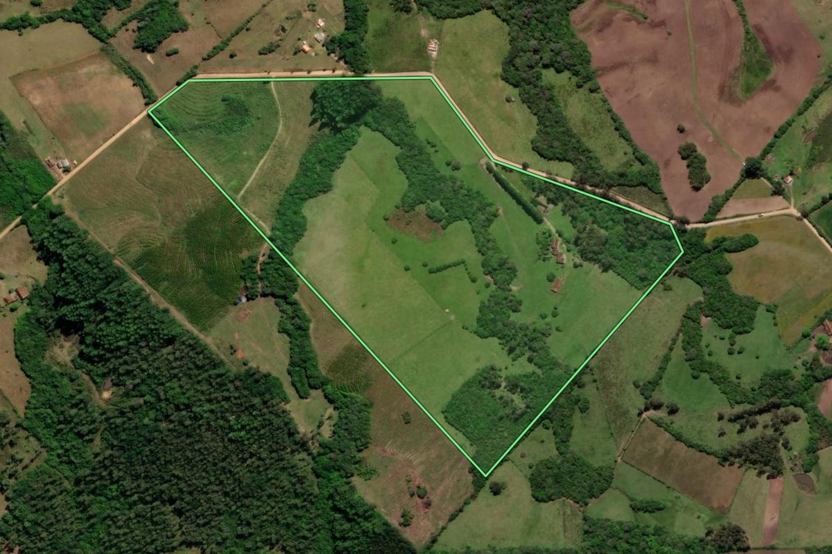 Imagem de satélite do imóvel rural em Morro Redondo (RS), com o contorno declarado no CAR desenhado por cima.