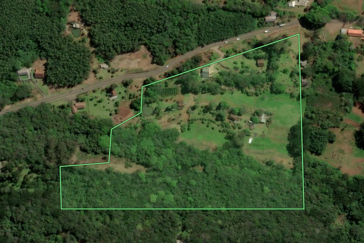 Imagem de satélite do imóvel rural em Morro Reuter (RS), com o contorno declarado no CAR desenhado por cima.