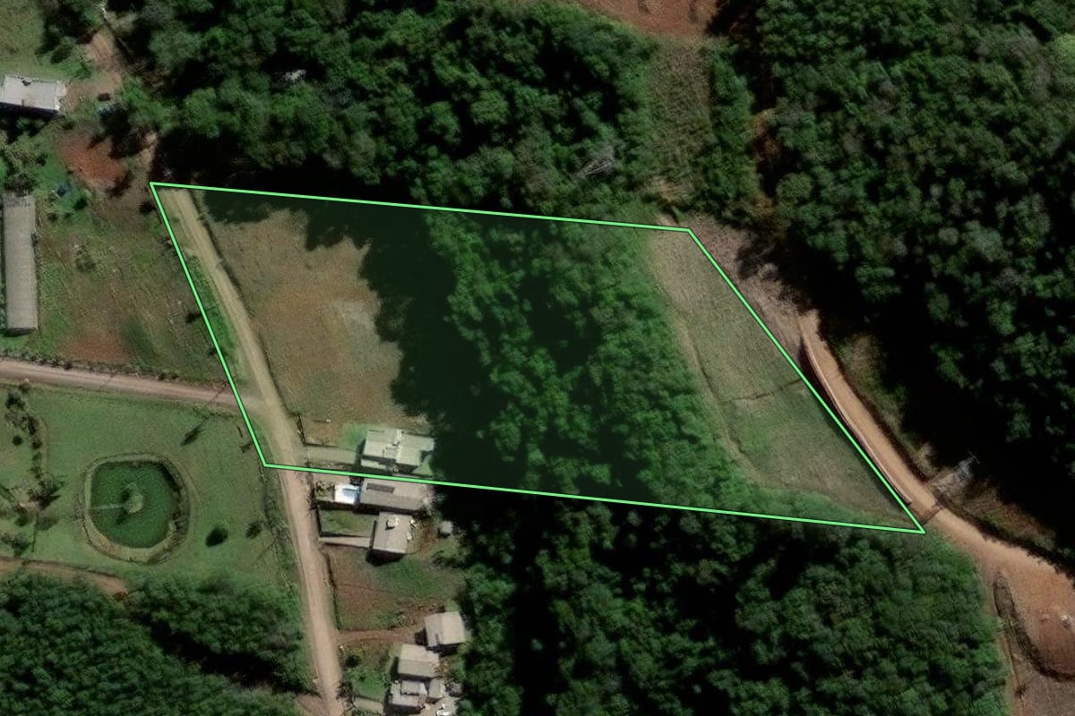 Imagem de satélite do imóvel rural em Morro Reuter (RS), com o contorno declarado no CAR desenhado por cima.