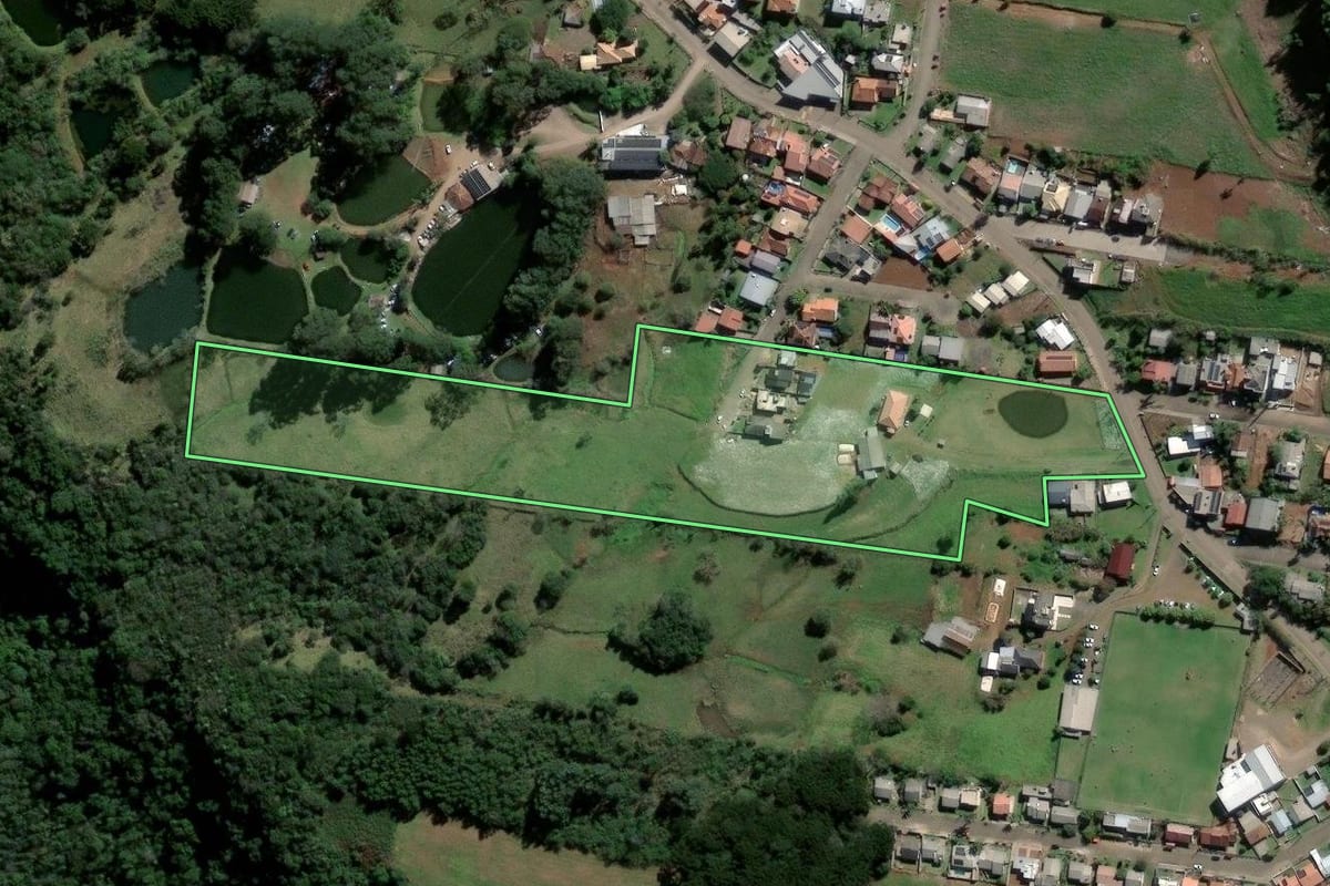 Imagem de satélite do imóvel rural em Morro Reuter (RS), com o contorno declarado no CAR desenhado por cima.