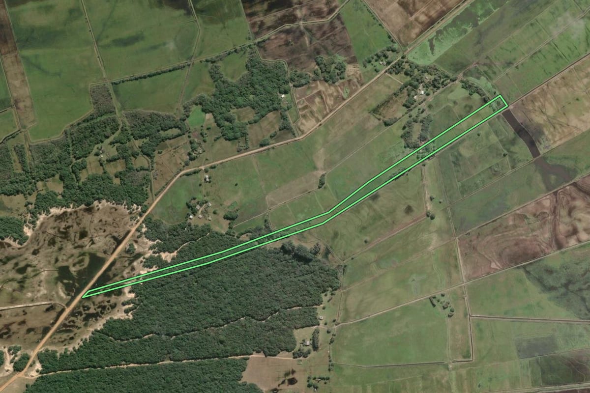 Imagem de satélite do imóvel rural em Mostardas (RS), com o contorno declarado no CAR desenhado por cima.