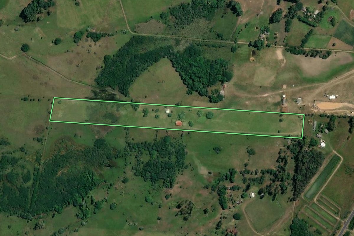 Imagem de satélite do imóvel rural em Mostardas (RS), com o contorno declarado no CAR desenhado por cima.