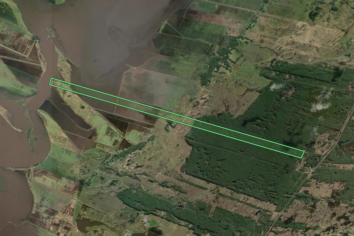 Imagem de satélite do imóvel rural em Mostardas (RS), com o contorno declarado no CAR desenhado por cima.