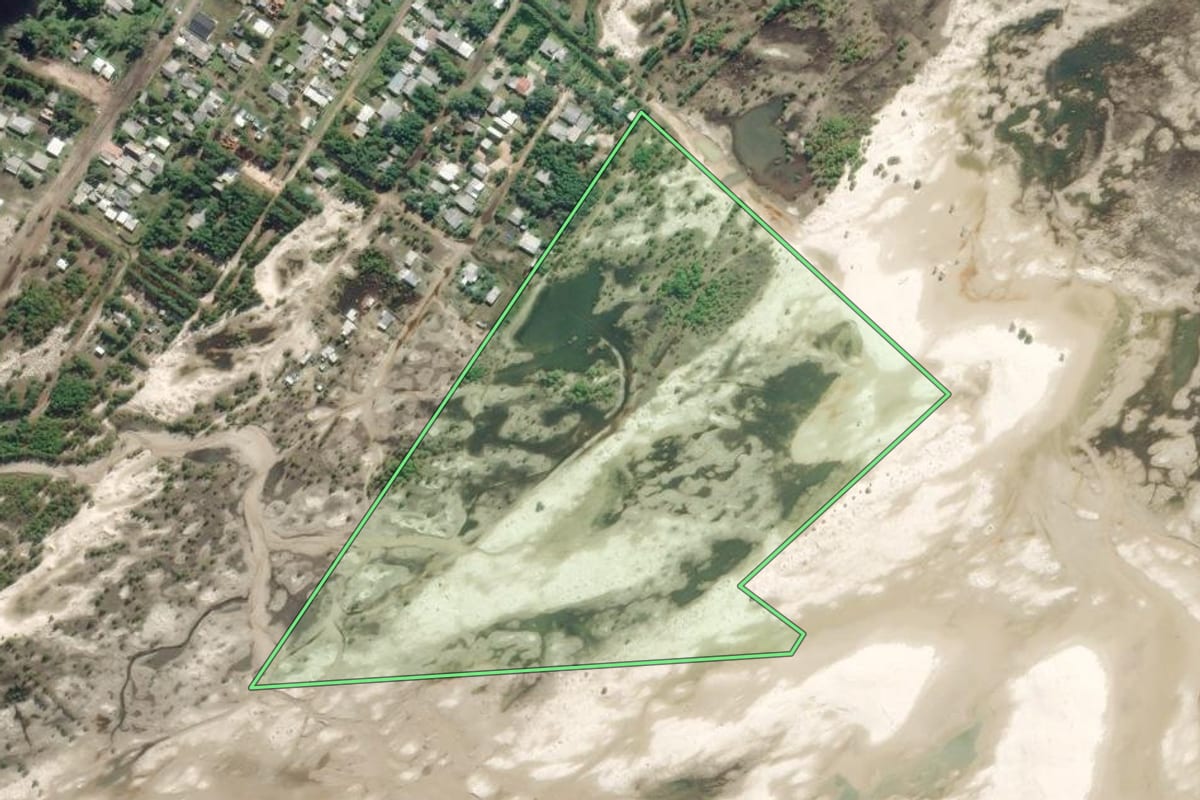 Imagem de satélite do imóvel rural em Mostardas (RS), com o contorno declarado no CAR desenhado por cima.