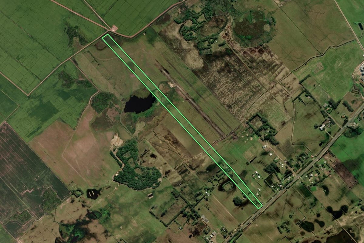 Imagem de satélite do imóvel rural em Mostardas (RS), com o contorno declarado no CAR desenhado por cima.
