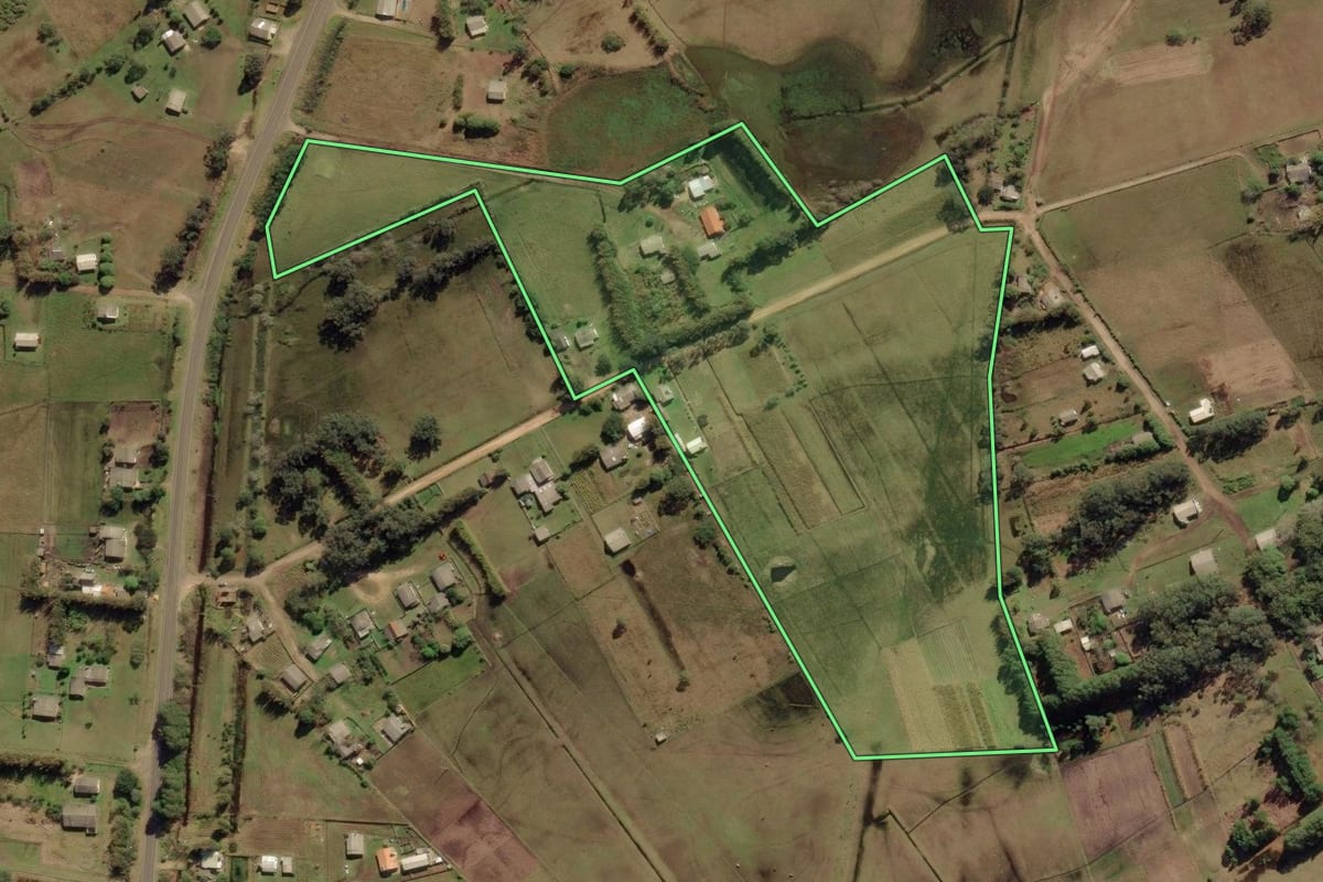 Imagem de satélite do imóvel rural em Mostardas (RS), com o contorno declarado no CAR desenhado por cima.