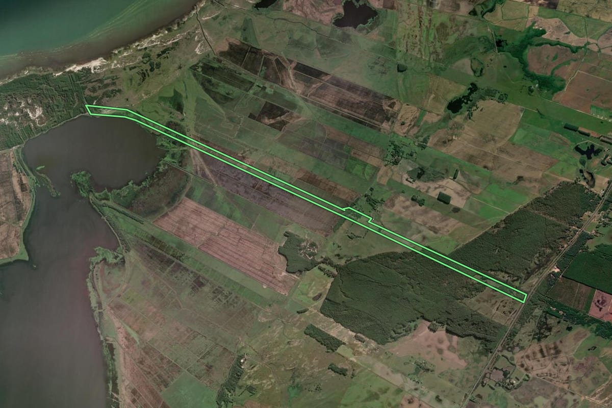 Imagem de satélite do imóvel rural em Mostardas (RS), com o contorno declarado no CAR desenhado por cima.
