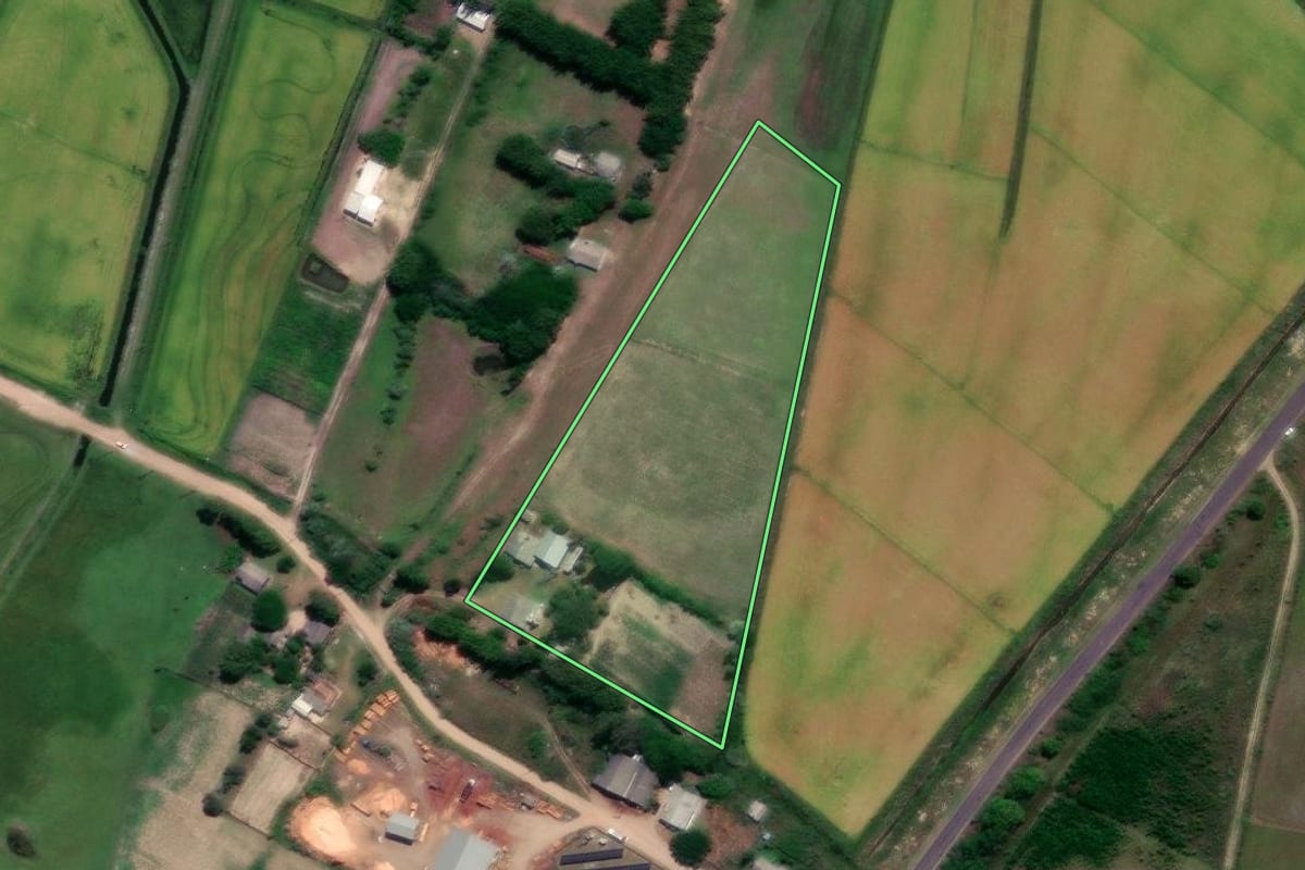 Imagem de satélite do imóvel rural em Mostardas (RS), com o contorno declarado no CAR desenhado por cima.