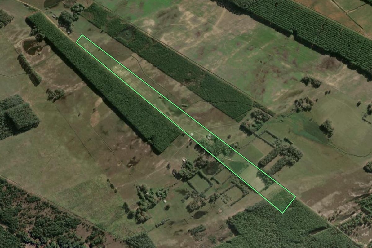 Imagem de satélite do imóvel rural em Mostardas (RS), com o contorno declarado no CAR desenhado por cima.