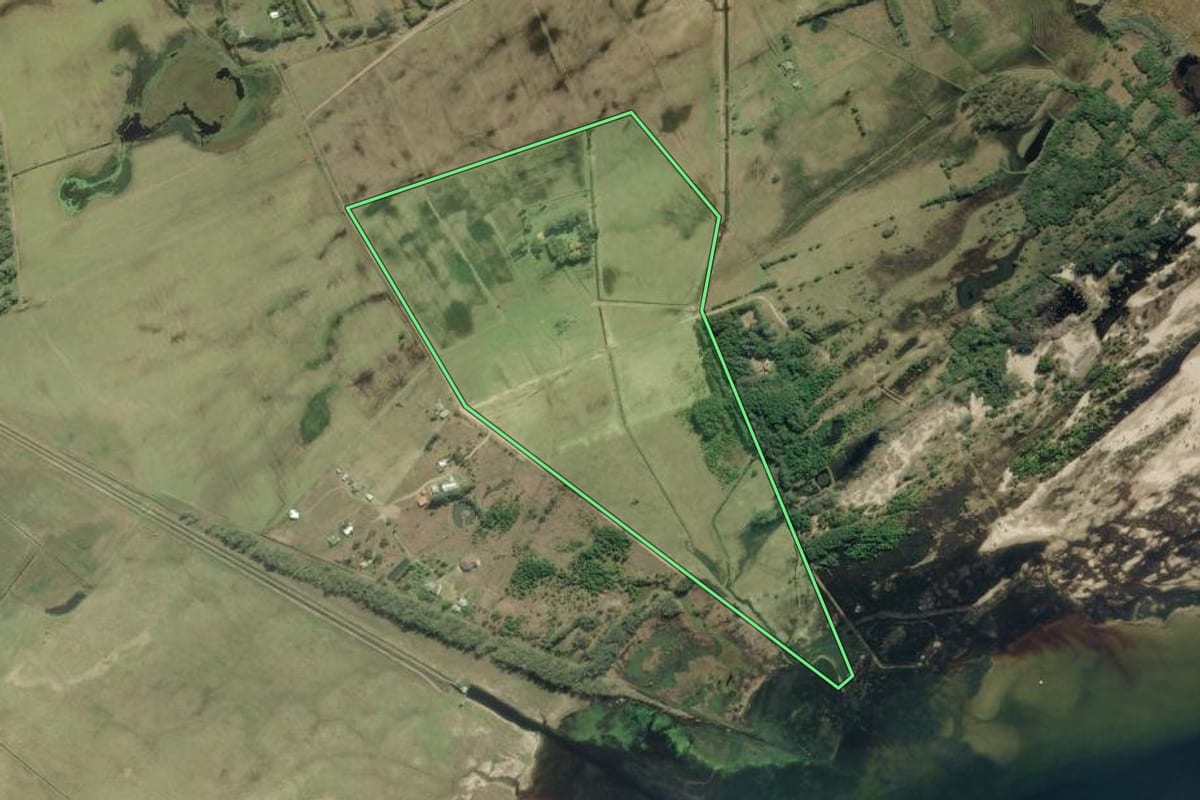 Imagem de satélite do imóvel rural em Mostardas (RS), com o contorno declarado no CAR desenhado por cima.