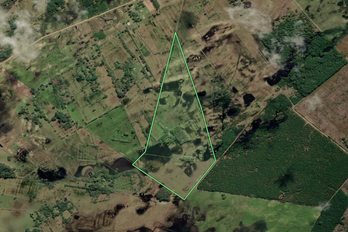 Imagem de satélite do imóvel rural em Mostardas (RS), com o contorno declarado no CAR desenhado por cima.