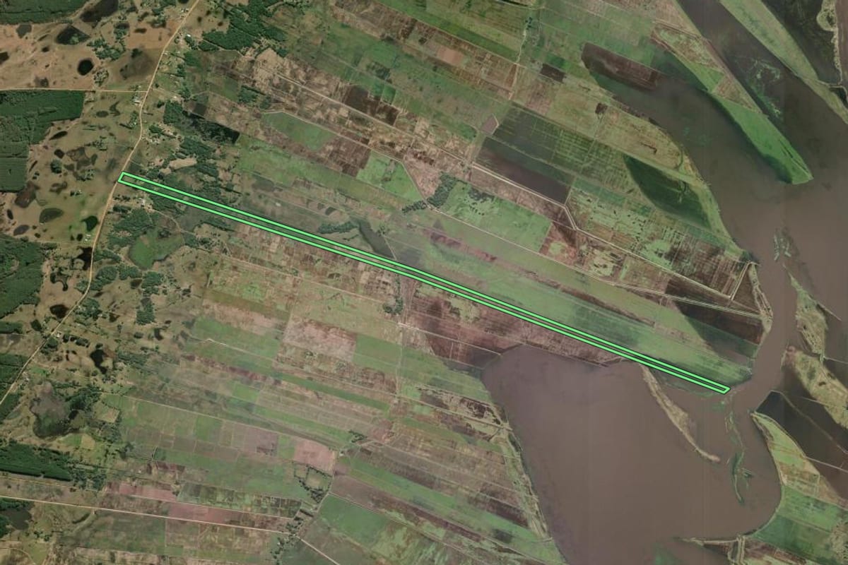 Imagem de satélite do imóvel rural em Mostardas (RS), com o contorno declarado no CAR desenhado por cima.