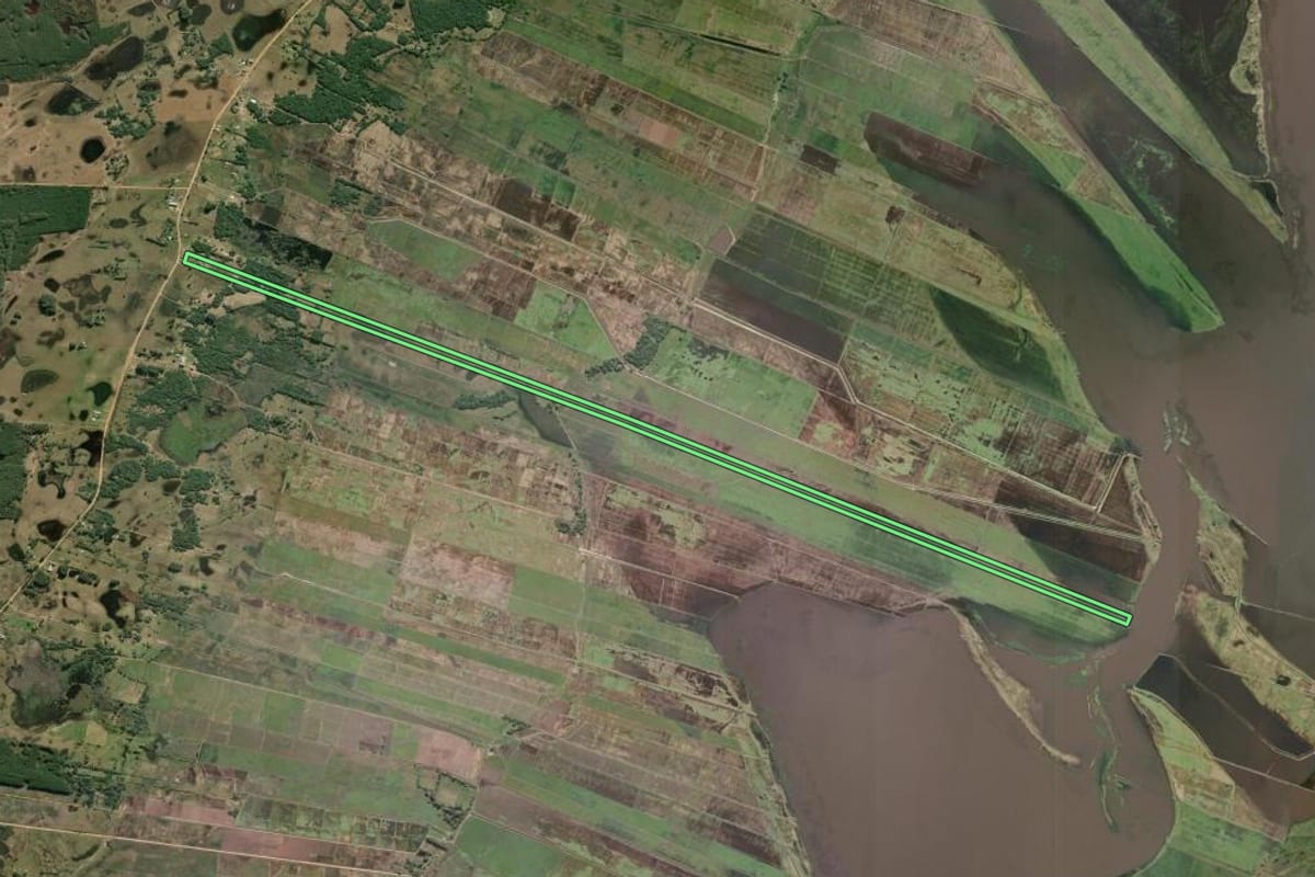 Imagem de satélite do imóvel rural em Mostardas (RS), com o contorno declarado no CAR desenhado por cima.