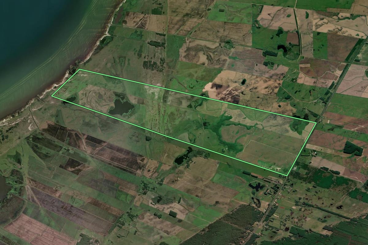 Imagem de satélite do imóvel rural em Mostardas (RS), com o contorno declarado no CAR desenhado por cima.