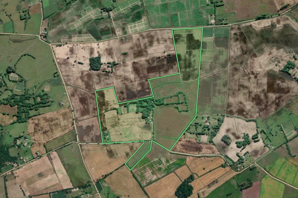 Imagem de satélite do imóvel rural em Mostardas (RS), com o contorno declarado no CAR desenhado por cima.