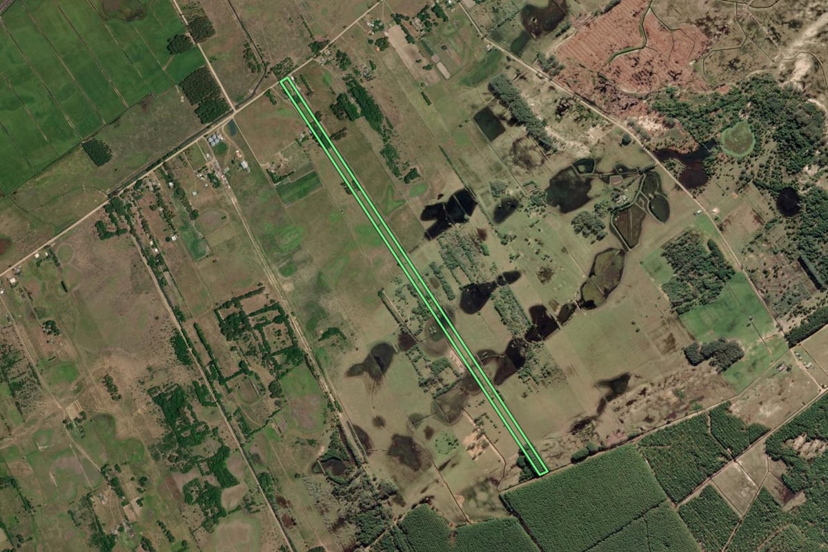 Imagem de satélite do imóvel rural em Mostardas (RS), com o contorno declarado no CAR desenhado por cima.