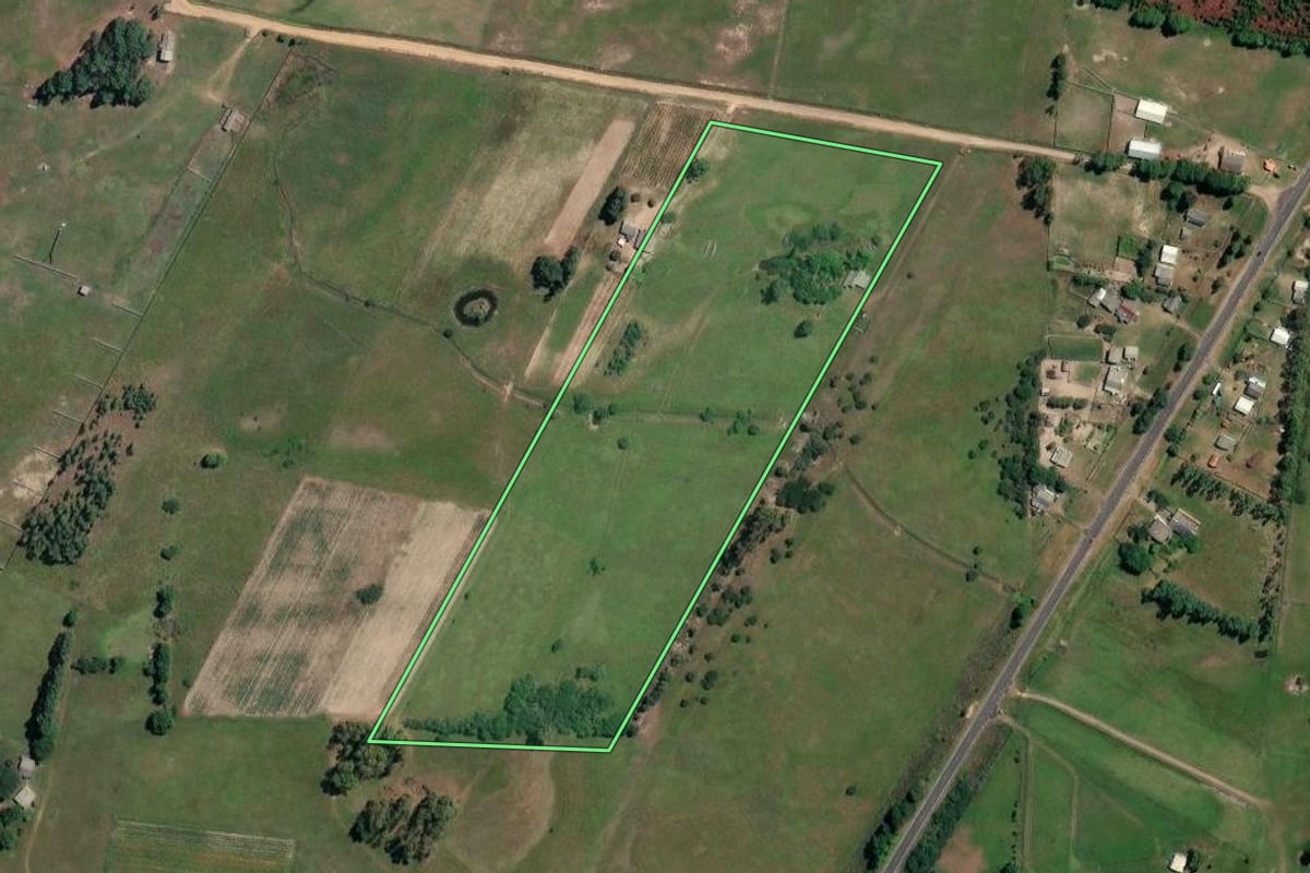 Imagem de satélite do imóvel rural em Mostardas (RS), com o contorno declarado no CAR desenhado por cima.