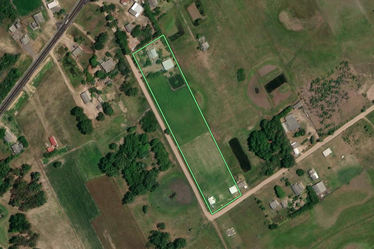 Imagem de satélite do imóvel rural em Mostardas (RS), com o contorno declarado no CAR desenhado por cima.