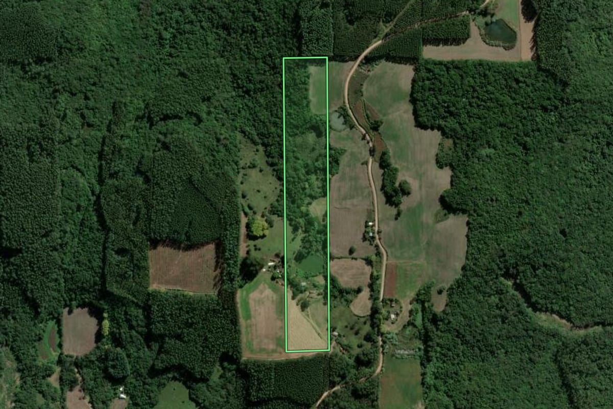 Imagem de satélite do imóvel rural em Muçum (RS), com o contorno declarado no CAR desenhado por cima.