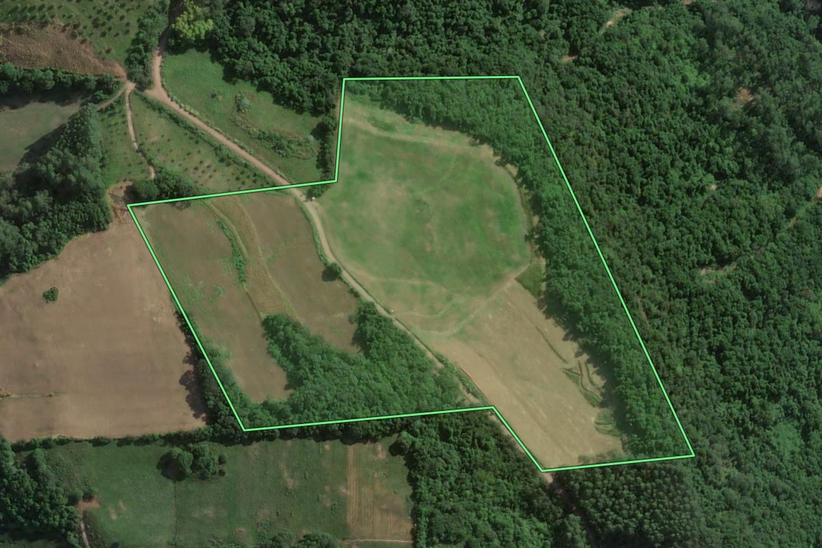 Imagem de satélite do imóvel rural em Muçum (RS), com o contorno declarado no CAR desenhado por cima.
