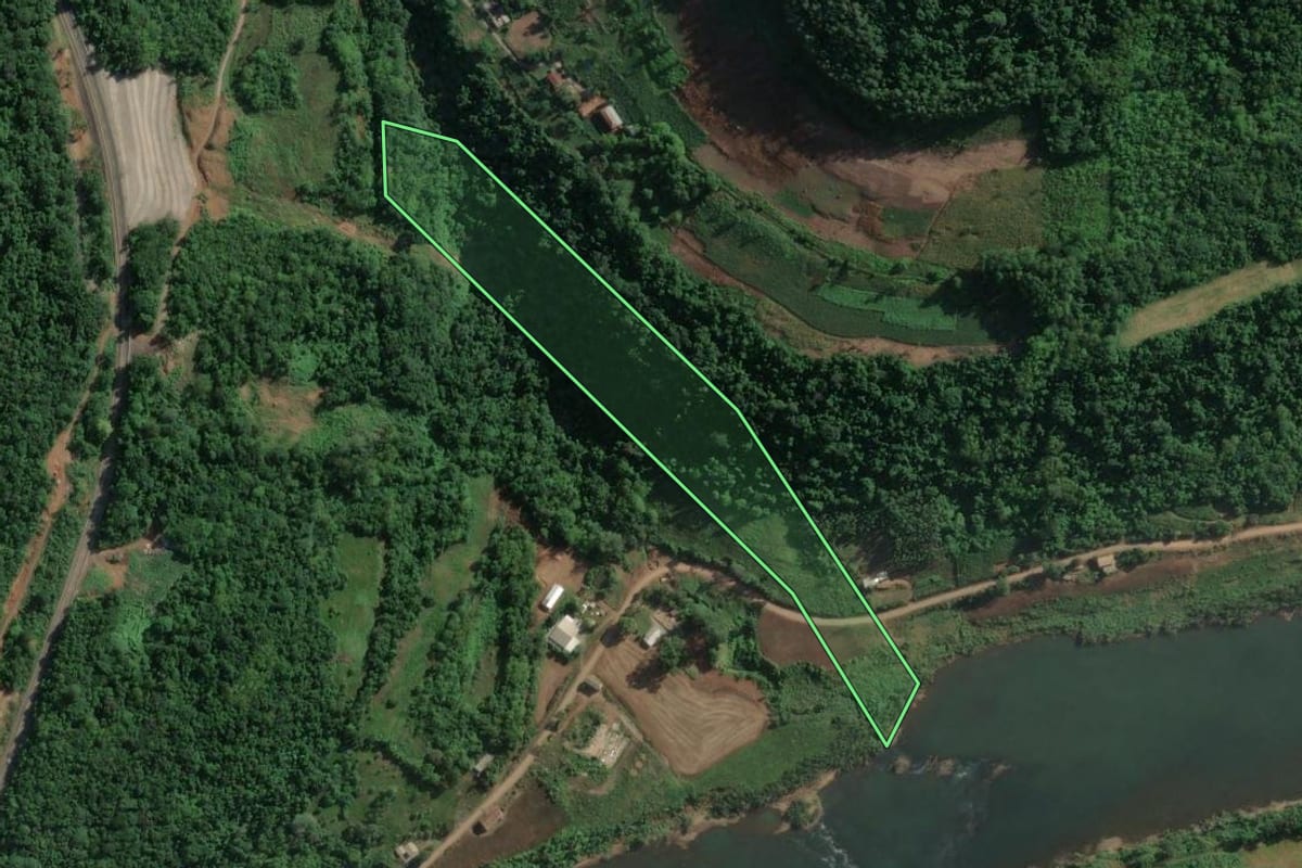 Imagem de satélite do imóvel rural em Muçum (RS), com o contorno declarado no CAR desenhado por cima.