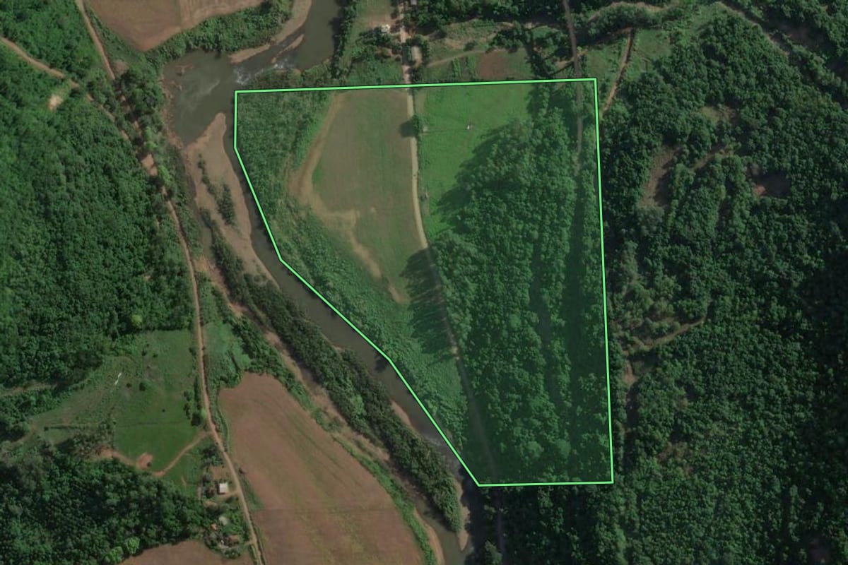 Imagem de satélite do imóvel rural em Muçum (RS), com o contorno declarado no CAR desenhado por cima.