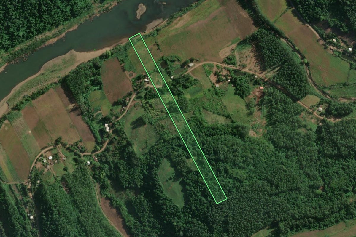 Imagem de satélite do imóvel rural em Muçum (RS), com o contorno declarado no CAR desenhado por cima.
