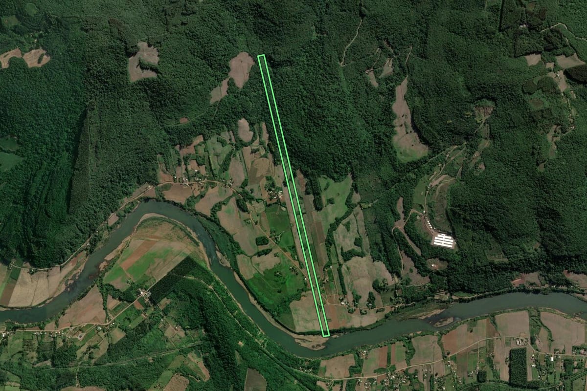 Imagem de satélite do imóvel rural em Muçum (RS), com o contorno declarado no CAR desenhado por cima.