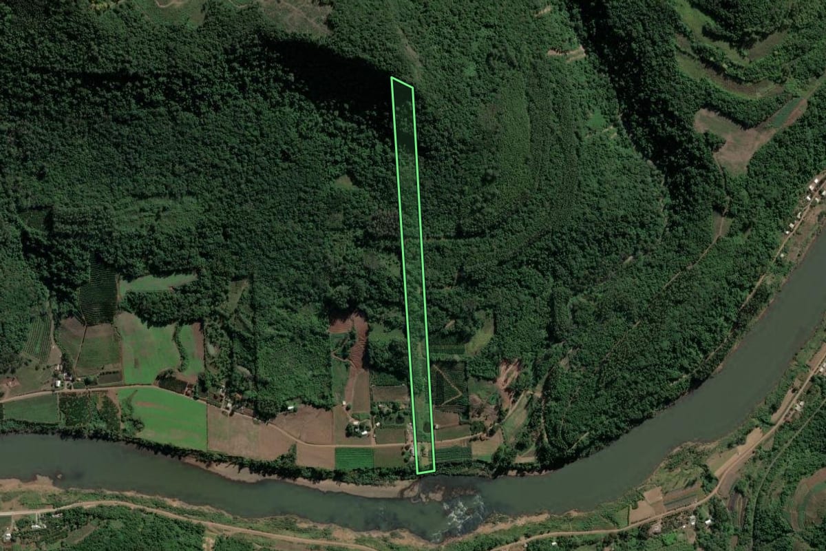 Imagem de satélite do imóvel rural em Muçum (RS), com o contorno declarado no CAR desenhado por cima.