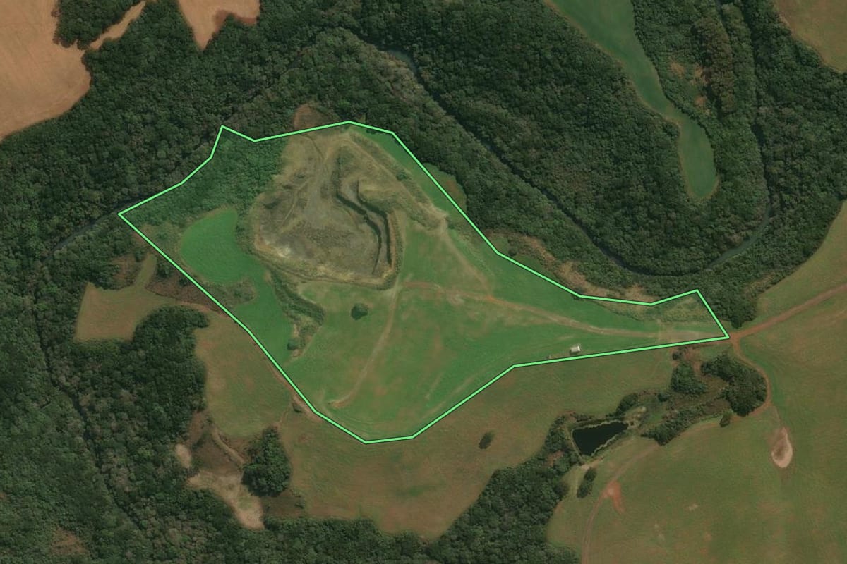 Imagem de satélite do imóvel rural em Muitos Capões (RS), com o contorno declarado no CAR desenhado por cima.