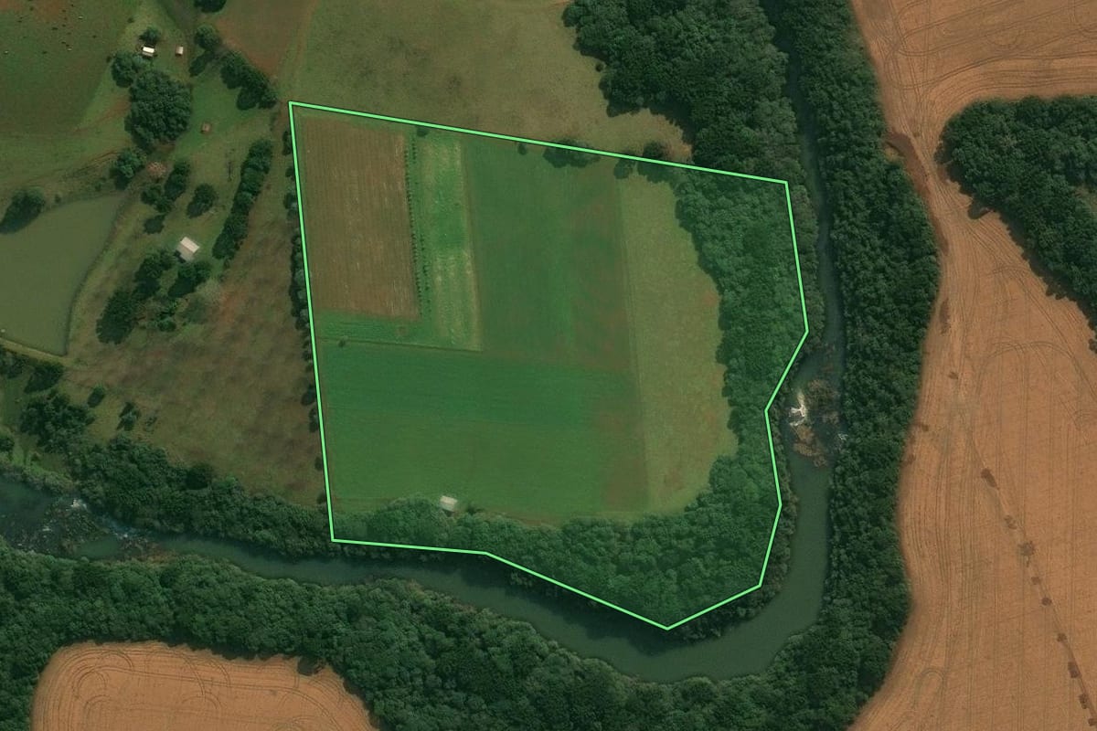 Imagem de satélite do imóvel rural em Muitos Capões (RS), com o contorno declarado no CAR desenhado por cima.