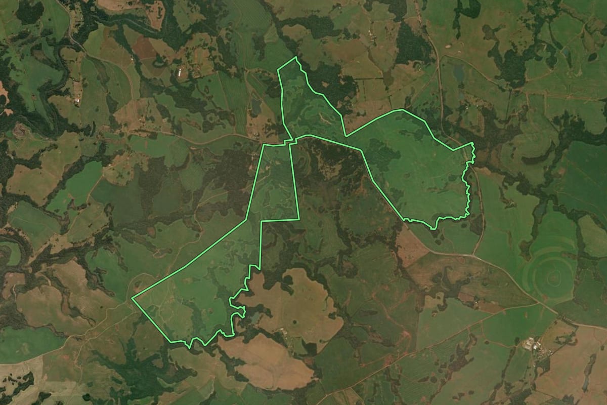Imagem de satélite do imóvel rural em Muitos Capões (RS), com o contorno declarado no CAR desenhado por cima.