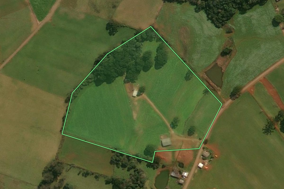 Imagem de satélite do imóvel rural em Muitos Capões (RS), com o contorno declarado no CAR desenhado por cima.