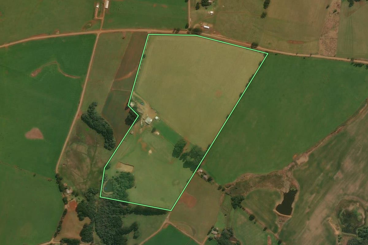 Imagem de satélite do imóvel rural em Muitos Capões (RS), com o contorno declarado no CAR desenhado por cima.